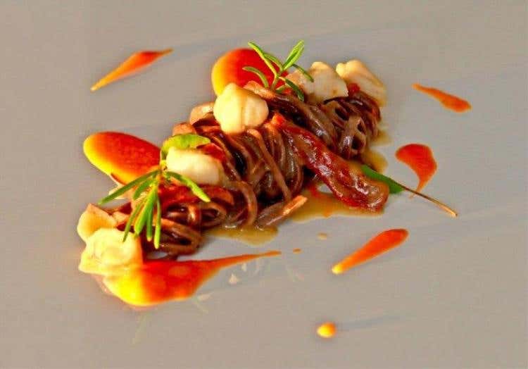 Tagliolino al cacao e trallo con pescatrice, pomodoro secco e crema di zucca